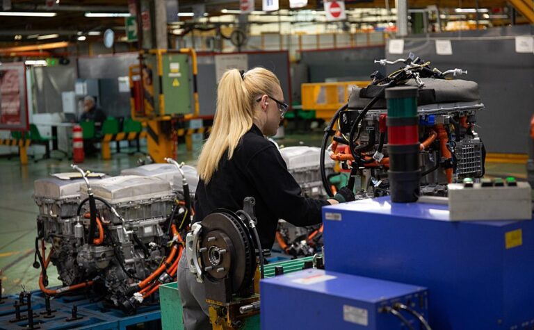 Mujer trabajando fabrica 2025