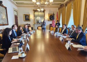 El secretario del Tesoro de EEUU pide a España aumentar el gasto en Defensa y eliminar la tasa Google