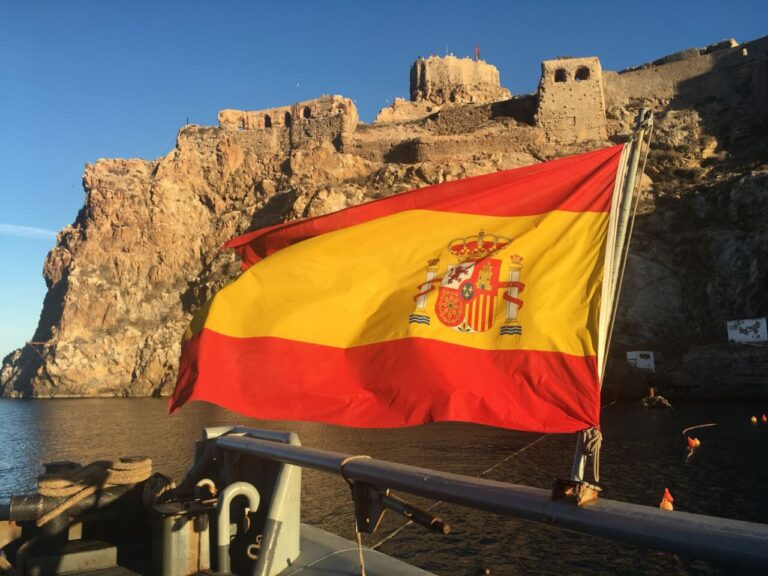 El buque auxiliar 'Mar Caribe' proporciona apoyo logístico periódicamente en el Peñón de Vélez de la Gomera.