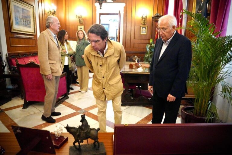 José María Aznar y Ana Botella en el despacho del presidente de Melilla Juan José Imbroda