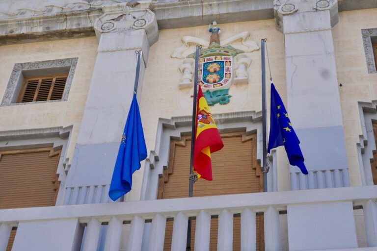 bandera a media asta