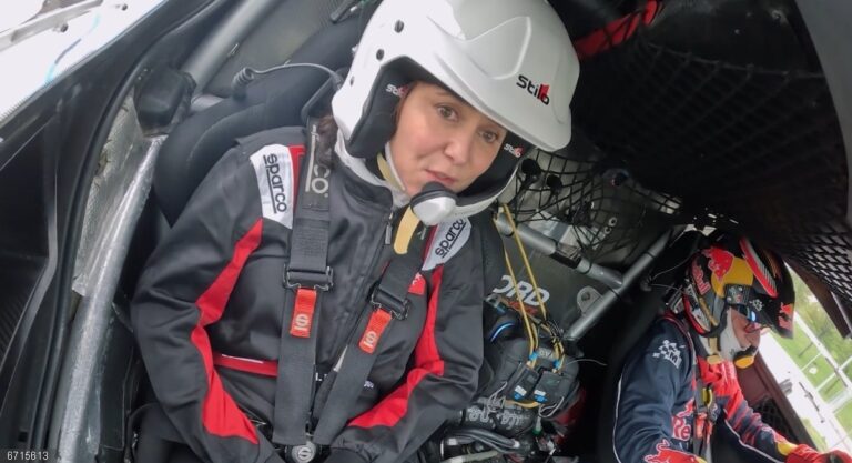 Ayuso se sube al coche de Carlos Sainz para dar la primera vuelta al próximo circuito de Fórmula 1 en Ifema