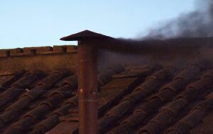 Sale fumata negra a las 21.00 horas tras la primera votación