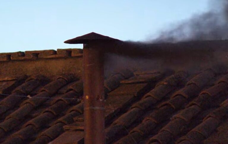 Sale fumata negra a las 21.00 horas tras la primera votación