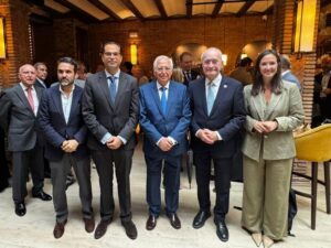 Imbroda y su equipo en Mákaga