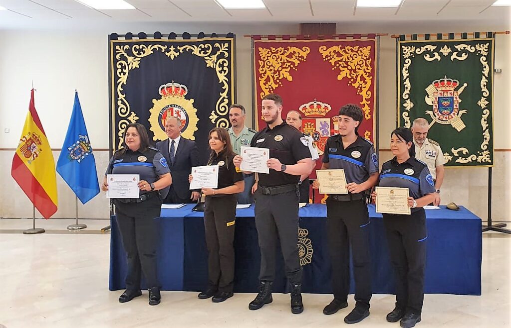 Los vigilantes homenajeados posan junto a la Autoridades