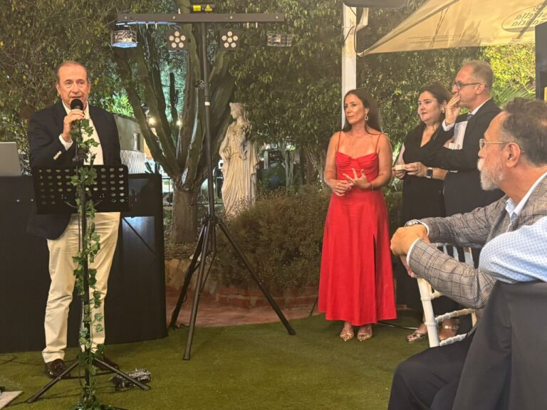 Dr. Antonio Marín, recibió el premio que lleva el nombre del Dr. Carlos Pantoja