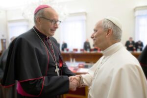 El nuevo obispo de Málaga, José Antonio Satué, saludando al papa León XIV