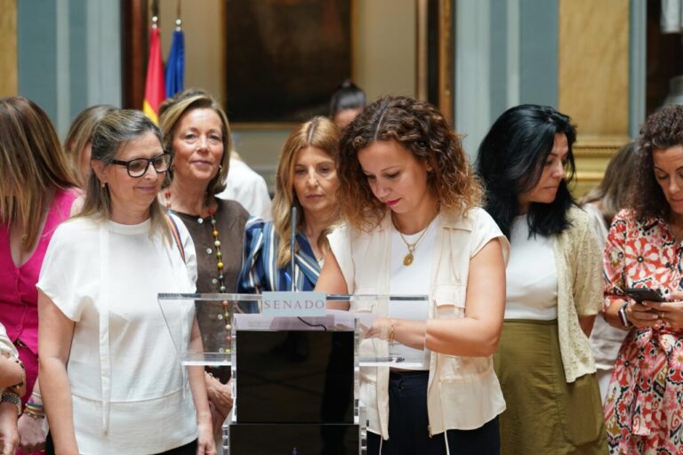 Isabel Moreno firmando