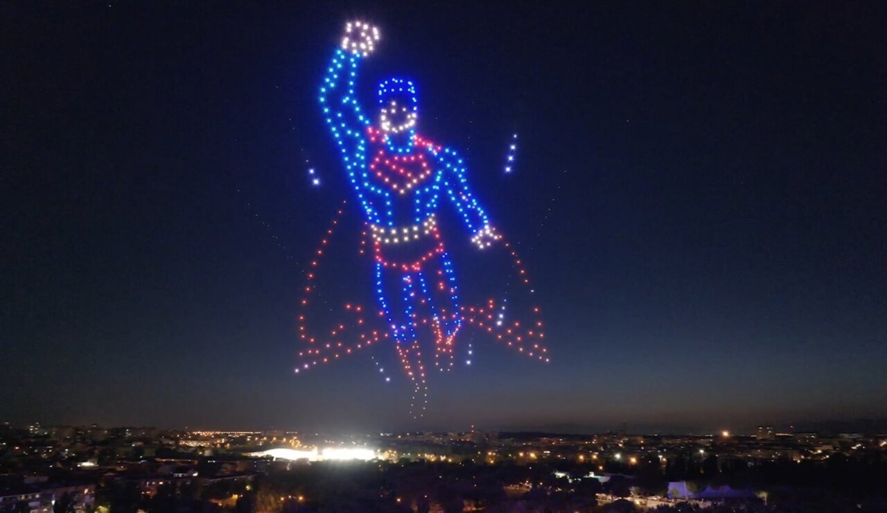 Superman sobrevoló el cielo de Madrid con el mayor espectáculo de drones visto en España