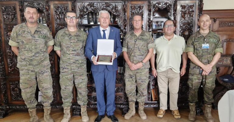 El comandante general Luis Cortés ha entregado una placa al consejero de Medio Ambiente Daniel Ventura