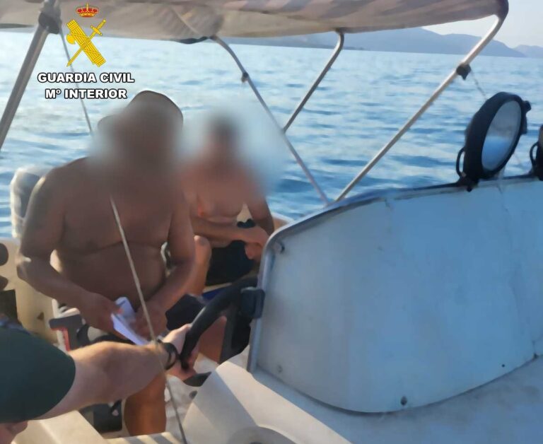 El patrón de la embarcación en el momento de la intervención de la misma y su posterior detención 2