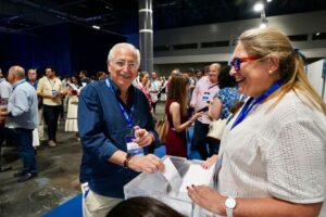 Imbroda votando a Feijóo