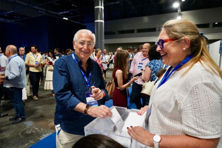 Imbroda votando a Feijóo