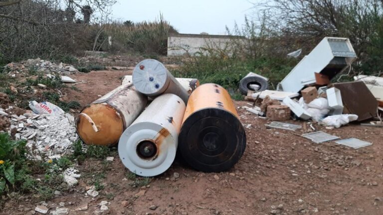 VERTIDO DE RESIDUOS EN LA PISTA DE CARROS