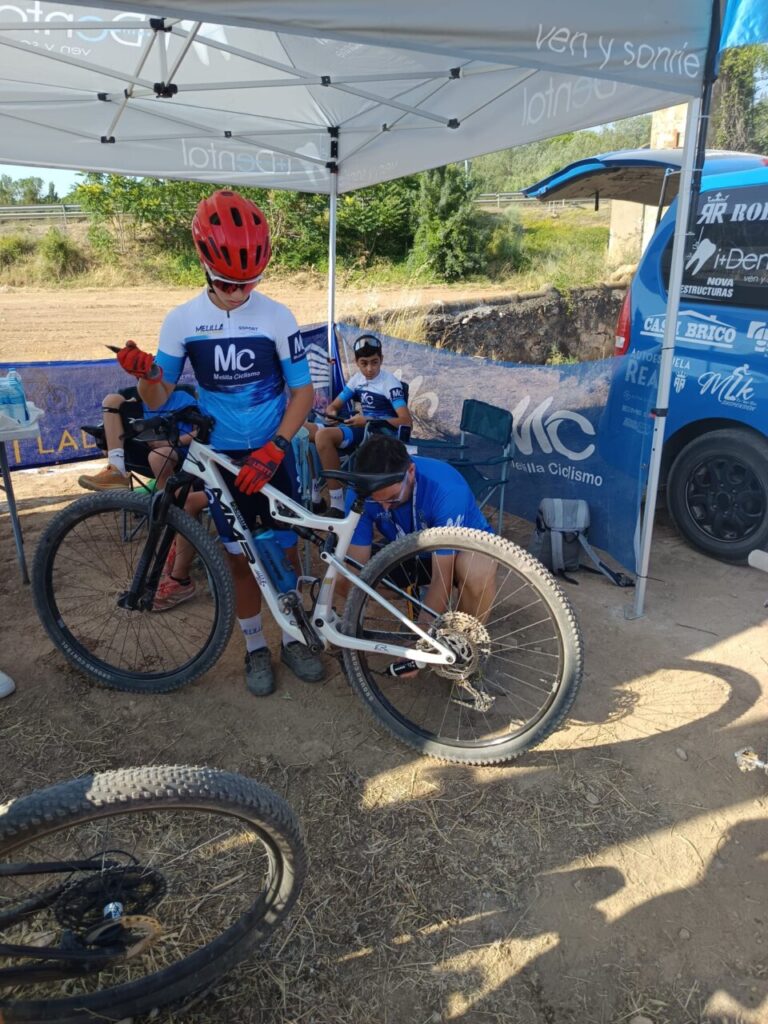 mario muñoz lubricando la bicicleta