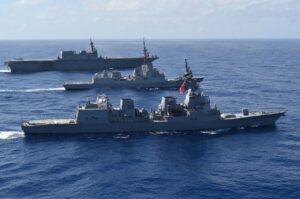 La fragata 'Méndez Núñez' durante su tránsito hacia el mar de Filipinas, dónde ha realizado diversos ejercicios de interoperabilidad y de intercambio de personal entre unidades con la Armada de Japón.