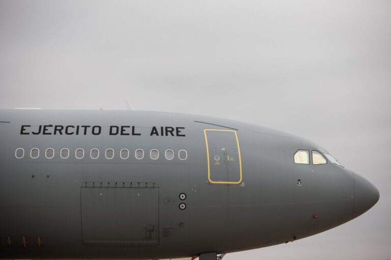 Un avión militar español con Robles a bordo sufre un intento de anular su GPS a su paso por Kaliningrado