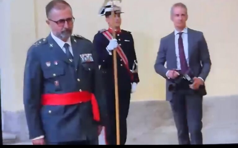 El General Pizarrompmentos antesdealudar al Rey