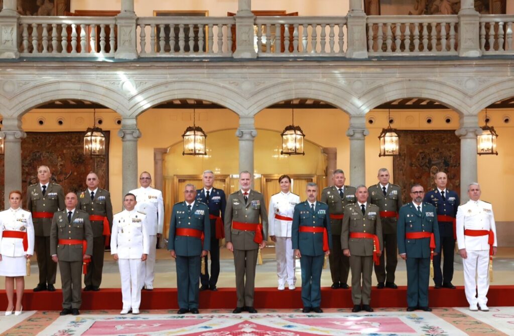 El Rey con los Generales y Contralmirantes