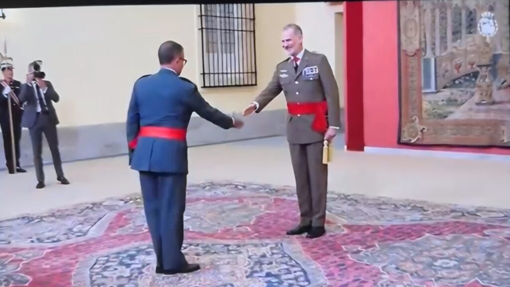 El Rey saludando al General Pizarro