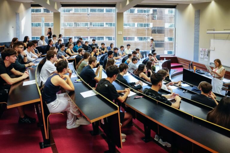 Estudiantes universitarios 2025