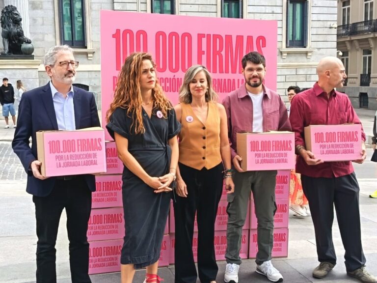 Sumar lleva al Congreso 100.000 firmas en apoyo a la reducción de jornada: "Hay derrotas que son victorias políticas"