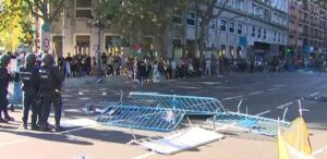 Manifestantes propalestinos ocupan el recorrido de la Vuelta en el centro de Madrid