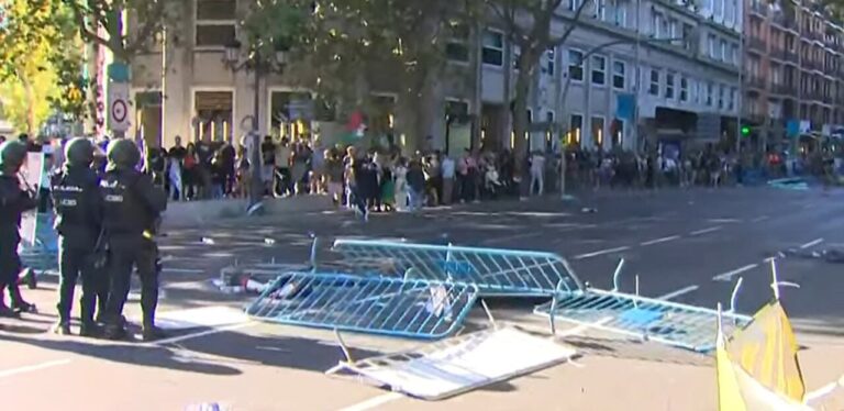 Manifestantes propalestinos ocupan el recorrido de la Vuelta en el centro de Madrid