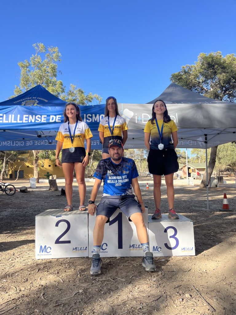Participantes en el podio de la II Acampada BTT Melilla 2025