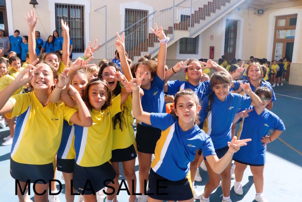 Grupo de alumnos del Colegio La Salle disfrutando en la pista polideportiva