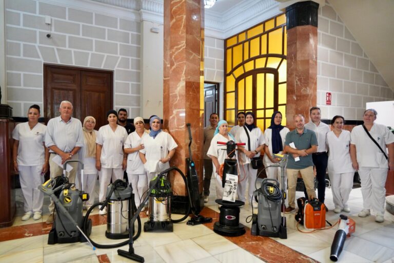 Equipo de limpieza con maquinaria en dependencias municipales