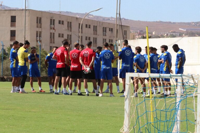 Jugadores de la U.D. Melilla entrenando en el Estadio Municipal Álvarez Claro.