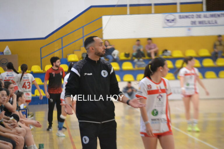 Faisal Salmi dirigiendo a su equipo durante un partido de balonmano.