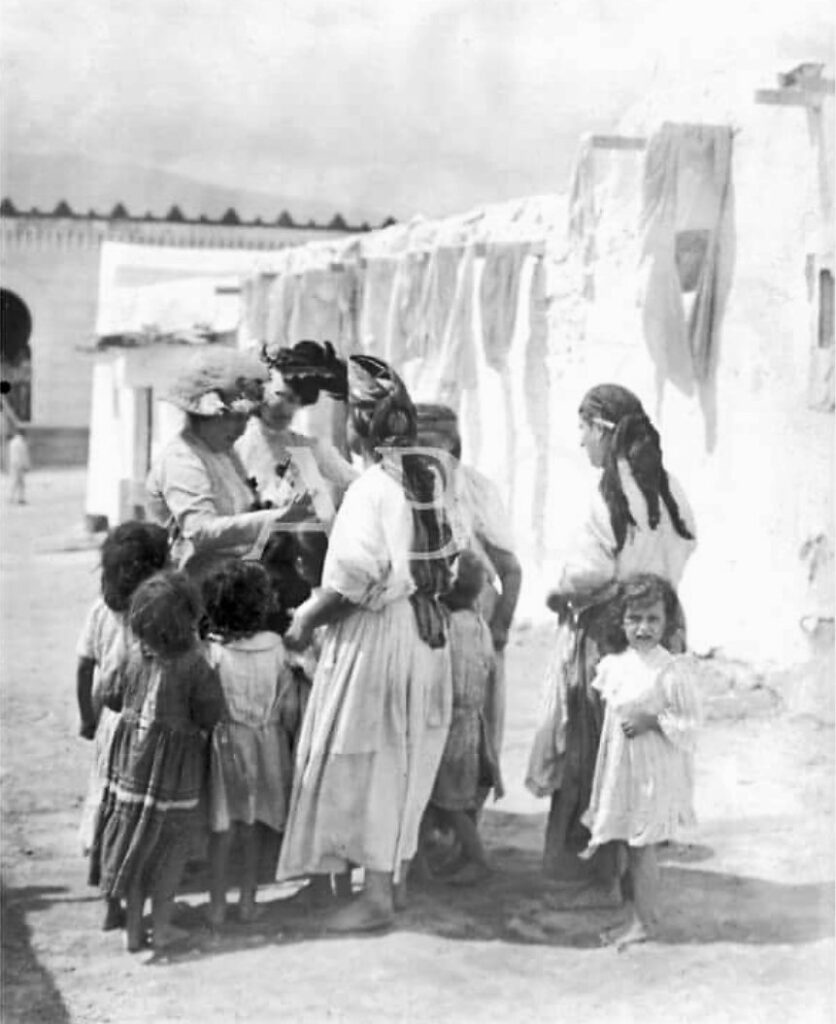Grupo de mujeres y niños en el Barrio Hebreo de Melilla en 1948