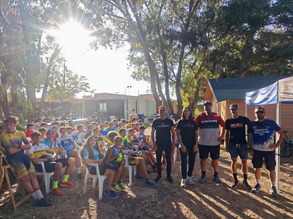 Grupo de niños y monitores en la acampada BTT Melilla