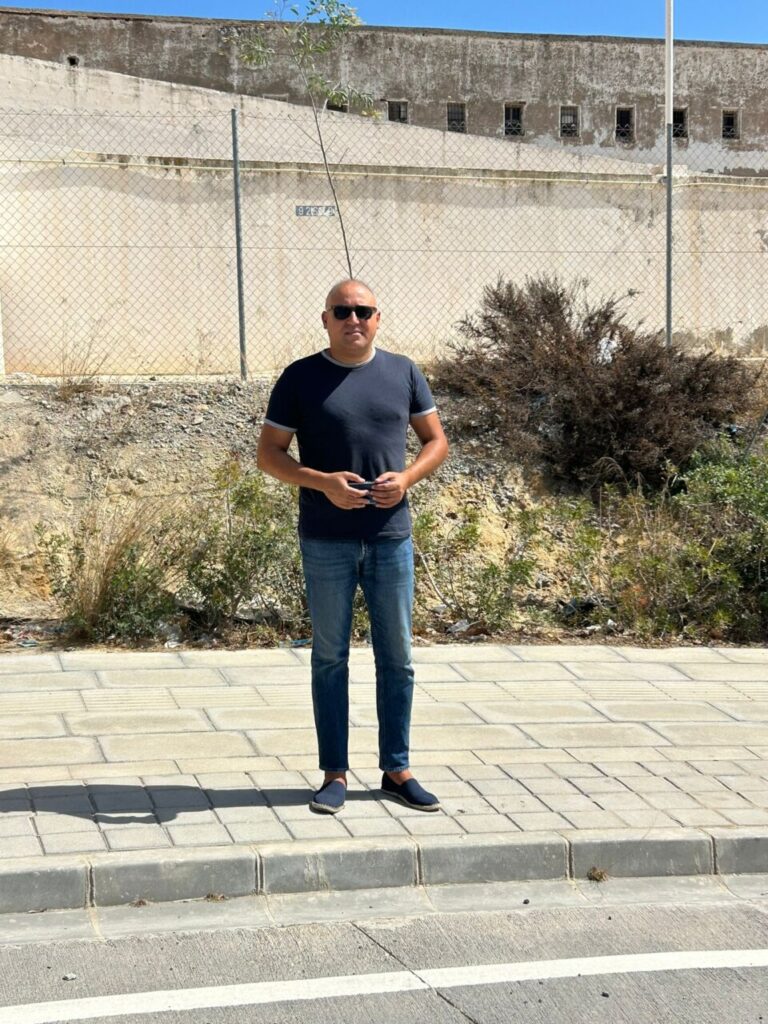 Hombre de pie frente a una pared en Melilla