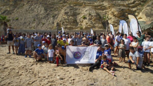 Grupo de voluntarios en la playa durante la Gran Limpieza de Melilla