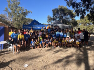 Grupo de jóvenes ciclistas en un evento al aire libre