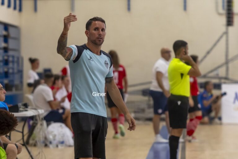 Gustavo Bravo dirigiendo a su equipo durante un partido de fútbol sala.
