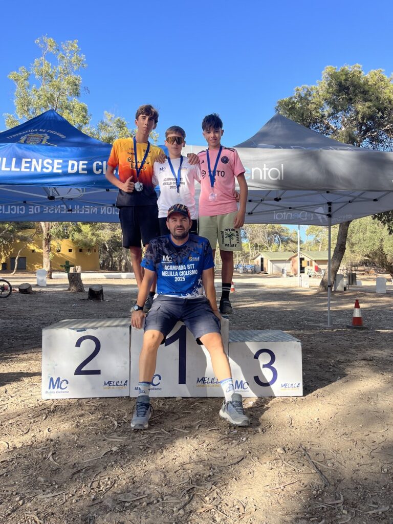 Niños en el podio tras la II Acampada BTT Melilla 2025