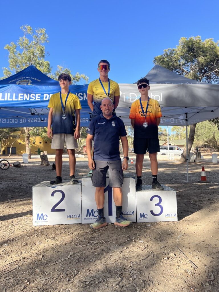 Participantes en el podio de la II Acampada BTT Melilla con medallas