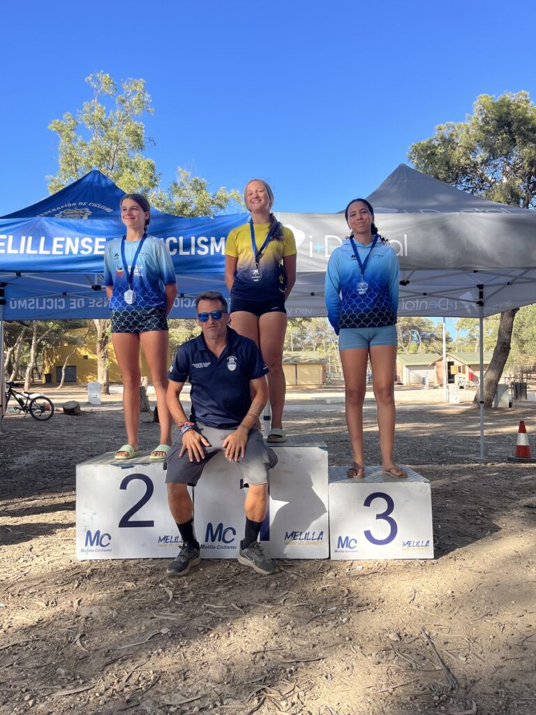 Participantes en el podio tras la II Acampada BTT Melilla