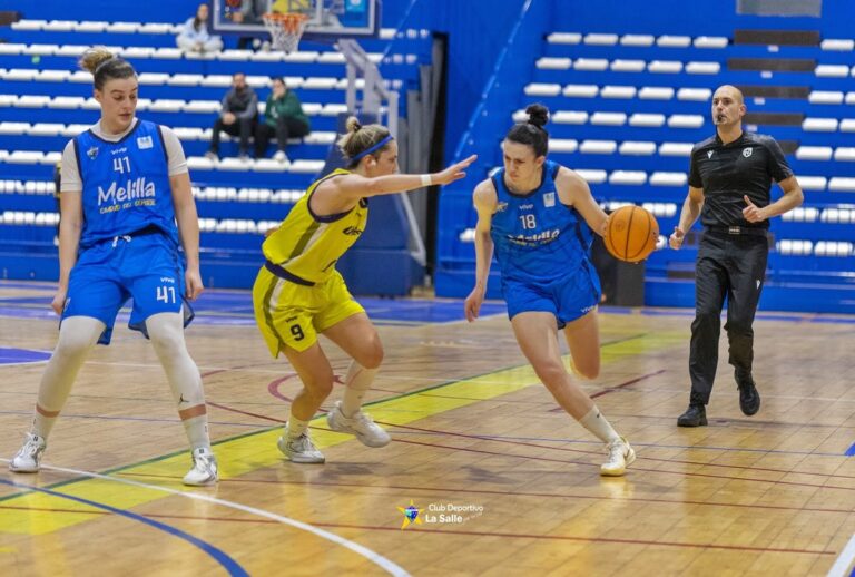 Jugadoras de baloncesto en acción durante un partido.