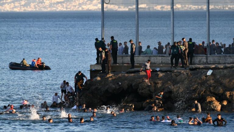 Grupo de personas en el agua intentando cruzar a España desde Marruecos