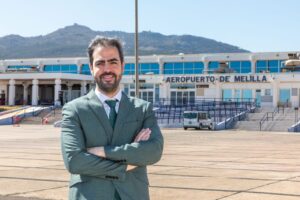 Miguel Palomares director del Aeropuerto de Melilla frente a las instalaciones
