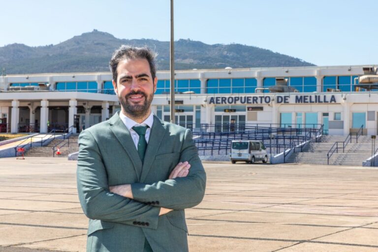 Miguel Palomares director del Aeropuerto de Melilla frente a las instalaciones