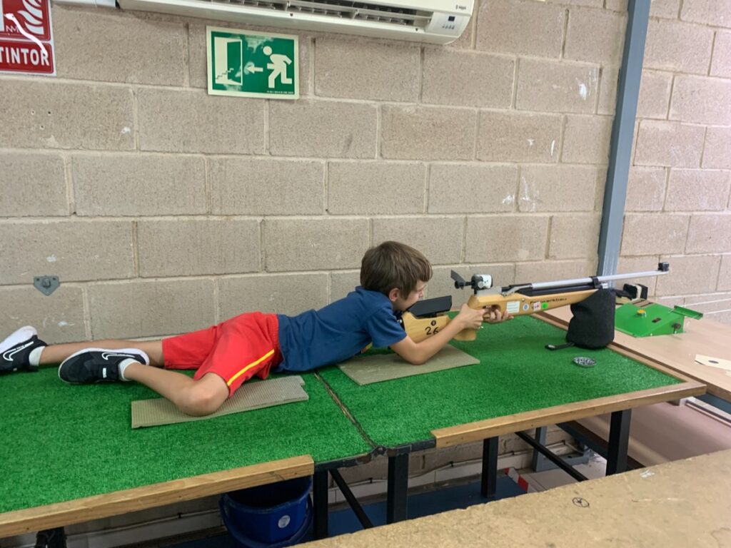 Niño practicando tiro con carabina en la Federación de Tiro Olímpico.
