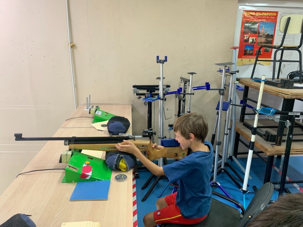 Niño practicando tiro con carabina en la Federación de Tiro Olímpico.