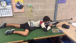 Niño practicando tiro olímpico en la Federación Melillense de Tiro